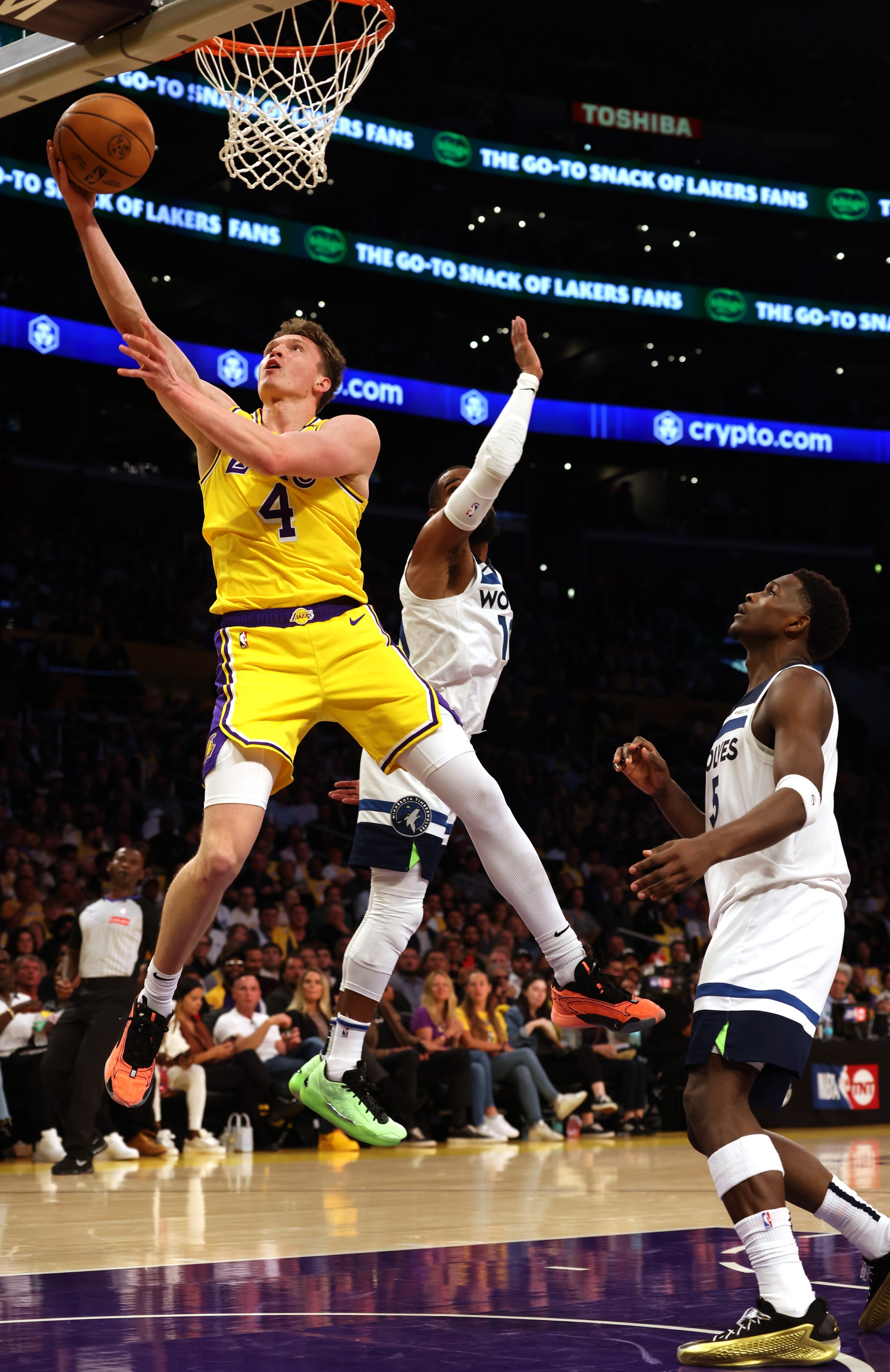 关于加时末段体能课后，明尼苏达森林狼内部沟通备战NBA季后赛，压力陡增，年轻球员得到机会的信息